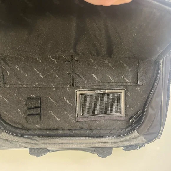Targus Two-Tone Laptop Bag - Picture 3 of 11